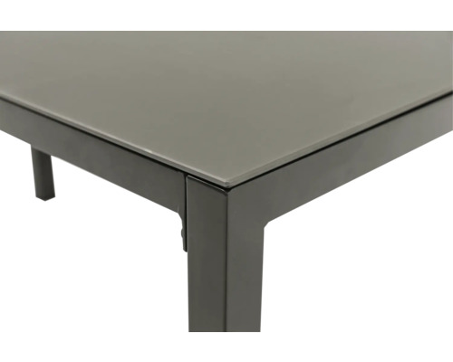 Detailansicht eines Gartentisches mit Glasplatte und Metallgestell.