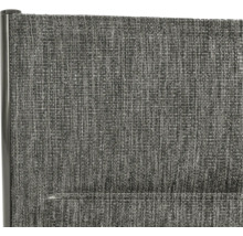 Detailansicht eines grauen Textil-Sichtschutzes für den Außenbereich