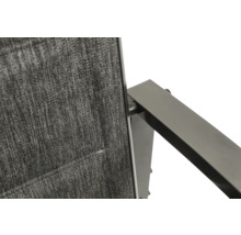 Detailansicht eines Gartenstuhls mit Textilbespannung und Metallrahmen