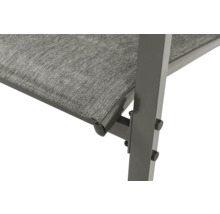 Detailaufnahme einer Gartenbank mit Textilsitz und Metallgestell.