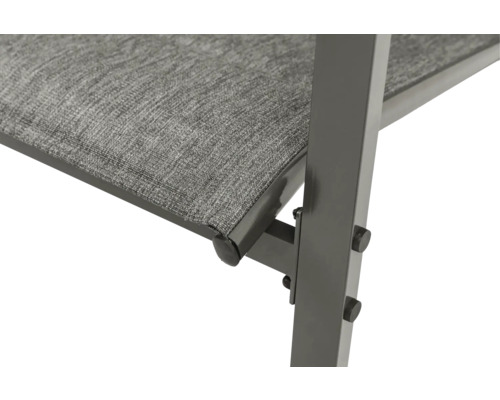 Detailaufnahme einer Gartenbank mit Textilsitz und Metallgestell.