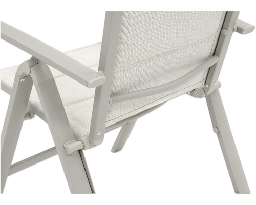 Detailansicht eines Gartenstuhls mit Armlehne und Textilbespannung