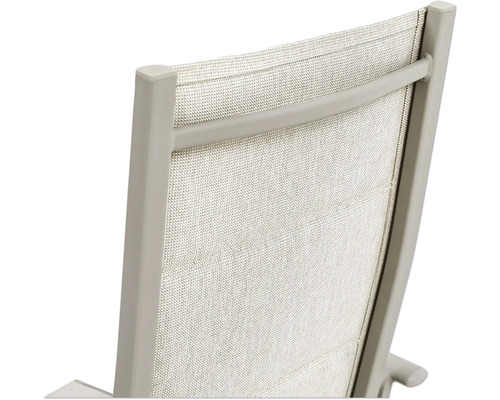 Detailansicht der Rückenlehne eines Gartenstuhls mit Textilbespannung