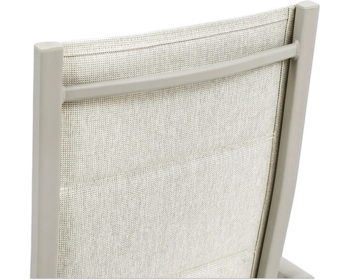 Detailansicht der Rückenlehne eines Gartenstuhls mit Textilbespannung