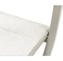 Detailaufnahme eines Gartenstuhls mit Textilbespannung und Metallgestell.