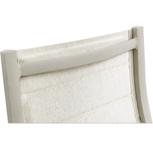 Detailansicht einer Gartenstuhl-Rückenlehne mit Textilbespannung