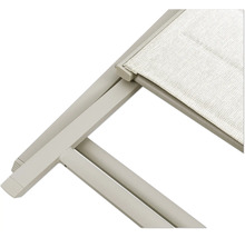 Detailansicht einer Gartenliege mit Textilbespannung und Metallgestell