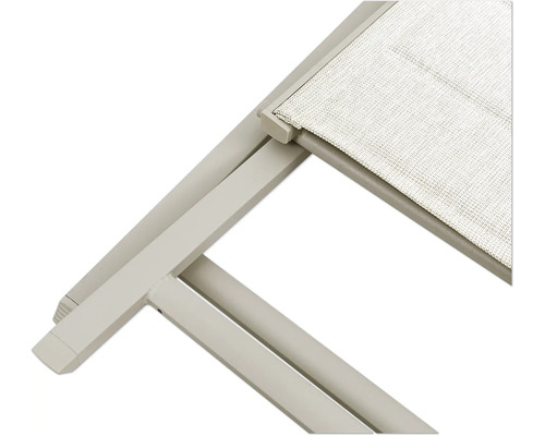 Detailansicht einer Gartenliege mit Textilbespannung und Metallgestell