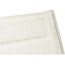 Detailaufnahme einer Liegefläche mit Stoffbezug und Rahmen.