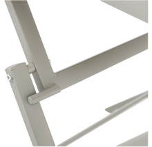 Detailansicht eines Metallregals mit Verbindungselementen.