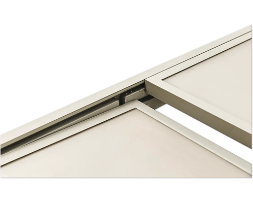 Detailansicht einer Schiebetür mit Metalleinfassung