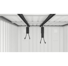 Innenansicht eines Gerätehauses mit Fahrradaufhängung an der Decke