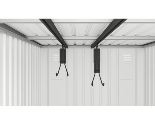 Innenansicht eines Gerätehauses mit Fahrradaufhängung an der Decke