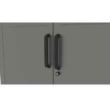 Detailansicht eines abschließbaren Metallschranks mit Griffen