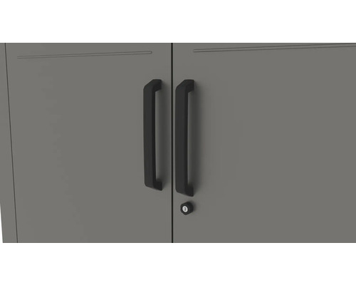 Detailansicht eines abschließbaren Metallschranks mit Griffen