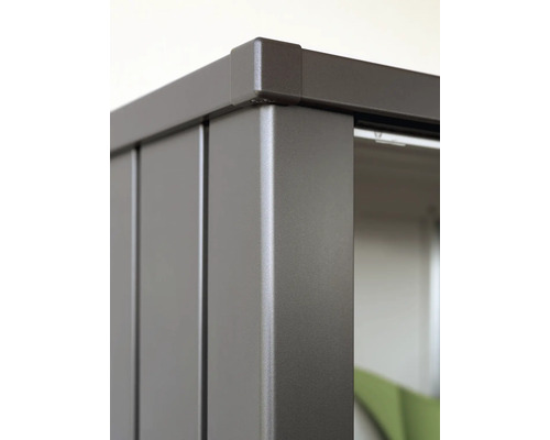 Detailansicht einer Gerätebox aus Metall