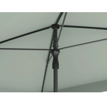 Detailansicht eines Sonnenschirms mit Schirmständer und Streben