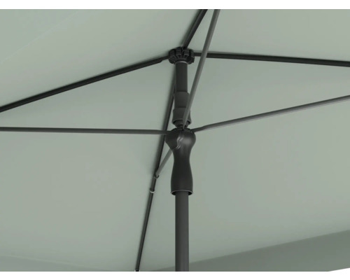 Detailansicht eines Sonnenschirms mit Schirmständer und Streben