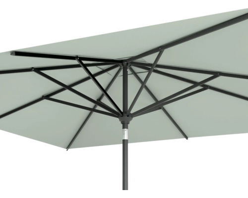 Detailansicht eines rechteckigen Sonnenschirms mit Metallgestell