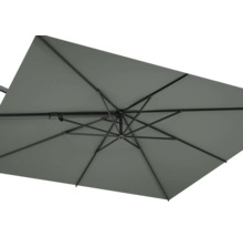 Detailansicht eines rechteckigen Sonnenschirms mit Metallgestell