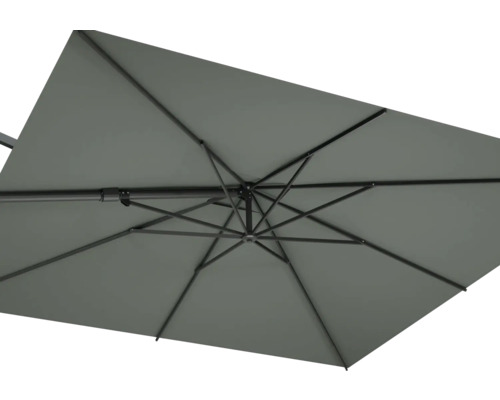Detailansicht eines rechteckigen Sonnenschirms mit Metallgestell