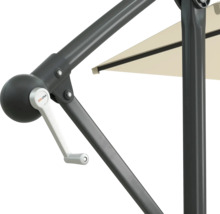 Detailaufnahme eines Sonnenschirms mit Kurbelmechanismus und Soluna Logo