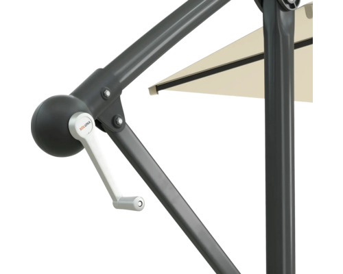 Detailaufnahme eines Sonnenschirms mit Kurbelmechanismus und Soluna Logo