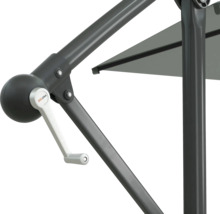 Detailaufnahme eines Sonnenschirms mit Kurbelmechanismus und Soluna Logo.