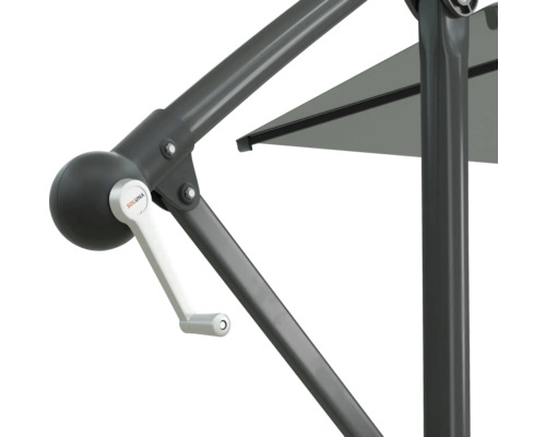 Detailaufnahme eines Sonnenschirms mit Kurbelmechanismus und Soluna Logo.