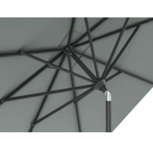 Detailaufnahme eines Sonnenschirms mit Metallgestell und Stoffbespannung