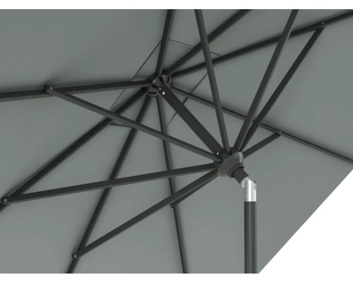 Detailaufnahme eines Sonnenschirms mit Metallgestell und Stoffbespannung