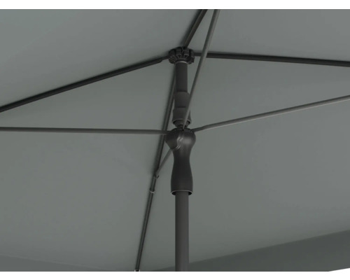 Detailansicht eines geöffneten Sonnenschirms