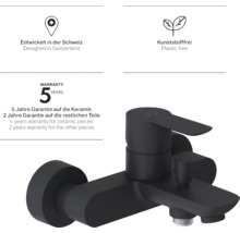 Schwarzer Badewannenmischer mit fünf Jahren Garantie auf Keramik und dem Hinweis 'Entwickelt in der Schweiz'.