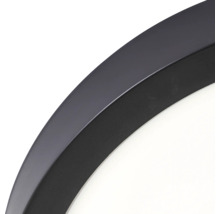 Detailaufnahme einer runden Deckenleuchte