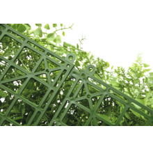 Detailansicht einer künstlichen Pflanzenmatte mit Kunststoffgitterstruktur.