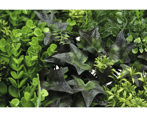 Künstliche Pflanzenwand mit verschiedenen Grüntönen und Blattstrukturen.