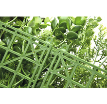 Detailaufnahme einer künstlichen Hecke mit Kunststoffgitter auf der Rückseite.