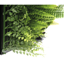 Kunstpflanzenwand mit Farnen und kleinen Blättern