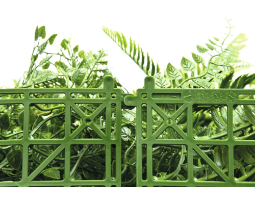 Kunstpflanzenmatte mit grünen Blättern und Kunststoffgitter