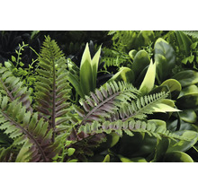 Künstliche Pflanzenwand mit verschiedenen grünen Blättern und Farnen für eine realistische Optik