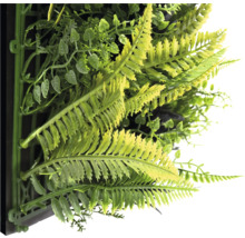 Künstliche Pflanzenwand mit Farnen und Blättern