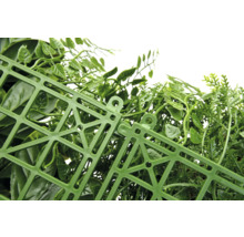 Detailansicht einer künstlichen Hecke mit grünen Blättern und einem Kunststoffgitter