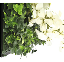 Künstliche Pflanzenwand mit Grünpflanzen und weißen Blüten