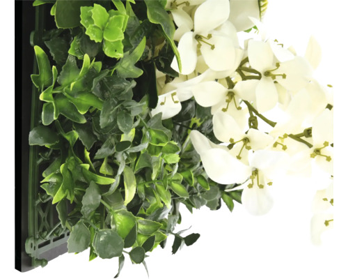 Künstliche Pflanzenwand mit Grünpflanzen und weißen Blüten