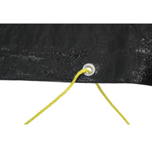 Detailansicht einer schwarzen Plane mit Öse und gelbem Seil