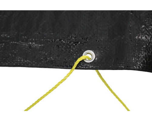 Detailansicht einer schwarzen Plane mit Öse und gelbem Seil