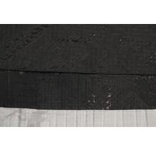 Detailansicht einer Teichfolie aus Kunststoff.