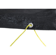 Detailansicht einer Plane mit Öse und Befestigungsseil