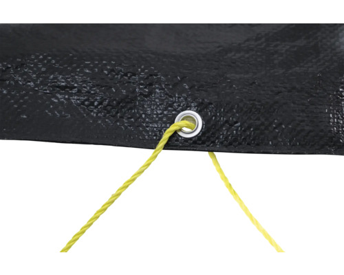 Detailansicht einer Plane mit Öse und Befestigungsseil