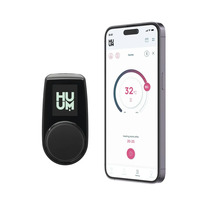 Abbildung eines HUUM-Geräts neben einem Smartphone, das die Temperaturregelung anzeigt